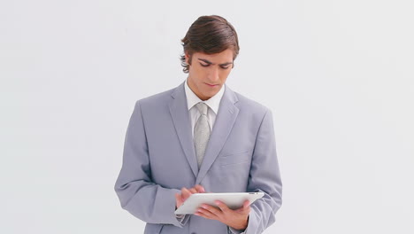 Geschäftsmann-Steht-Mit-Einem-Tablet-PC