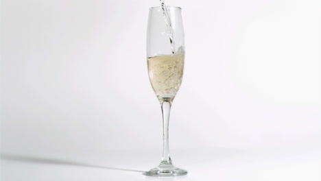 Glas-In-Superzeitlupe-Mit-Champagner-Gefüllt