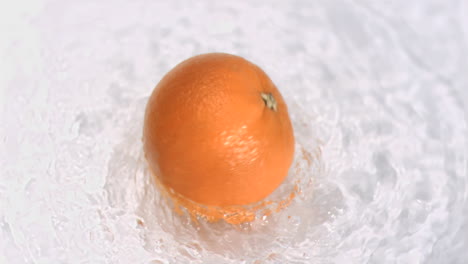 Naranja-Girando-En-Agua-En-Cámara-Súper-Lenta