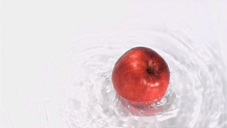 Apple-turning-in-water-in-super-slow-motion