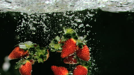 Erdbeeren-Unter-Wasser-In-Superzeitlupe