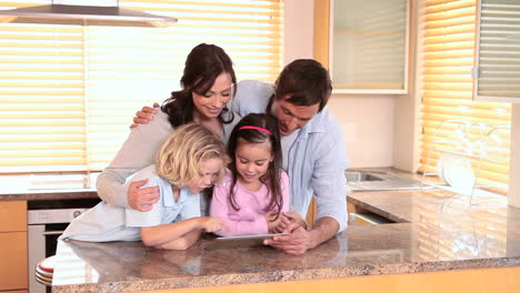 Familia-Mirando-Una-Tableta