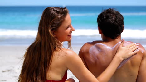 Woman-applying-sunscreen-on-her-boyfriend