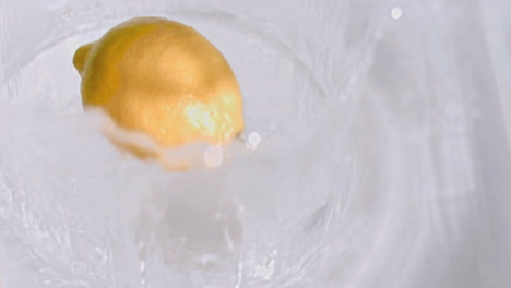 Zitrone-Fällt-In-Superzeitlupe-Ins-Wasser