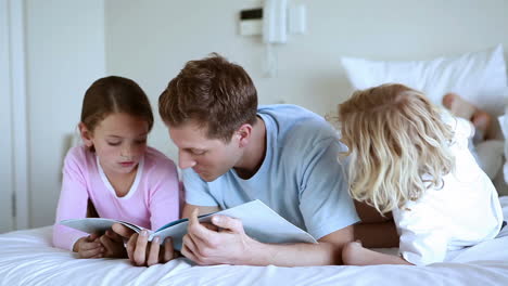 Padre-Leyendo-Un-Libro-Con-Sus-Hijos