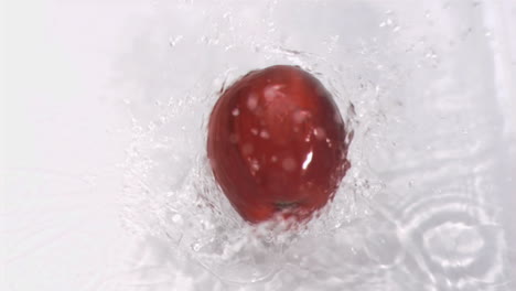 Apple-falling-into-water-in-super-slow-motion