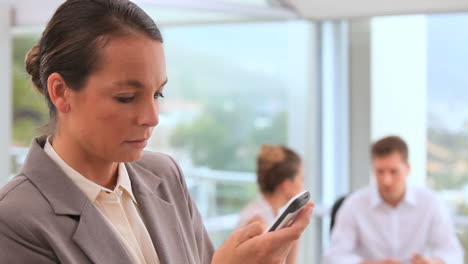 Businesswoman-using-her-cellphone