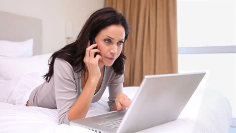 Mujer-Usando-Una-Laptop