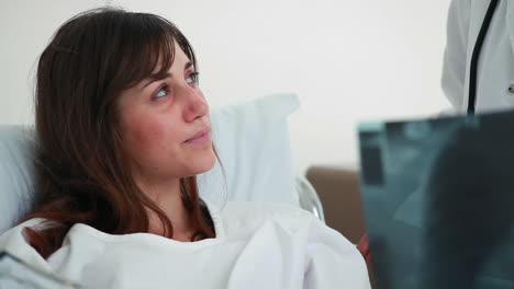 Mujer-Enferma-Mirando-Sus-Resultados-De-Radiografía-Con-Un-Médico