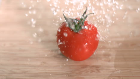 Agua-Lloviendo-Sobre-Tomate-En-Cámara-Súper-Lenta