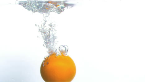 Naranja-Sumergiéndose-En-El-Agua-En-Cámara-Súper-Lenta