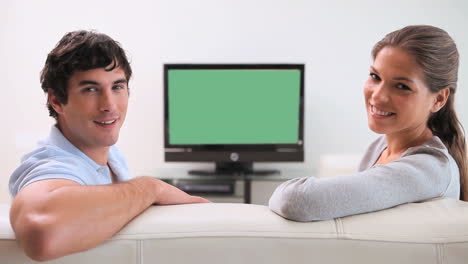 Couple-sitting-together-in-front-of-the-television