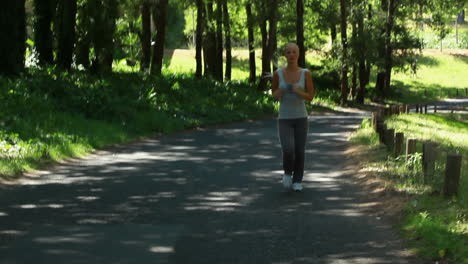 Eine-Frau-Joggt-Im-Park-Und-Joggt-Anschließend-Auf-Einer-Hauptstraße