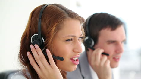 Glückliche-Callcenter-Agenten-Sprechen-über-Ihre-Headsets