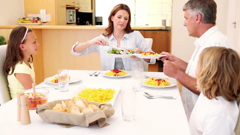 Glückliche-Familie-Beim-Abendessen