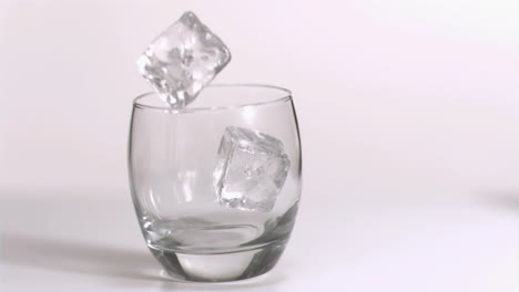 Eiswürfel-Rollen-In-Superzeitlupe-In-Einem-Glas