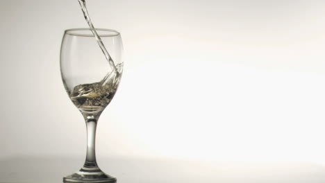 Liquid-flowing-in-super-slow-motion-in-a-glass