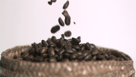 Kaffeebohnen-Fallen-In-Superzeitlupe