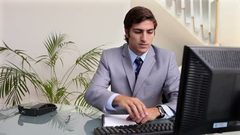 Un-Hombre-De-Negocios-Trabajando-En-Su-Escritorio