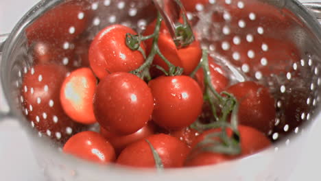 Tomatoes-being-washed-in-super-slow-motion