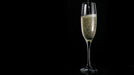 Champagner-Fließt-In-Superzeitlupe-In-Einer-Flöte