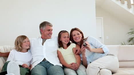 Familia-Posando-Para-Una-Foto