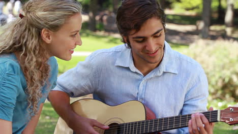 Un-Novio-Toca-La-Guitarra-Para-Su-Novia-Mientras-Se-Miran