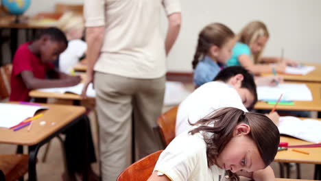 Profesora-Mirando-A-Sus-Alumnos