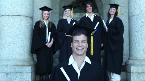 Graduados-Sonriendo-Mientras-Posan