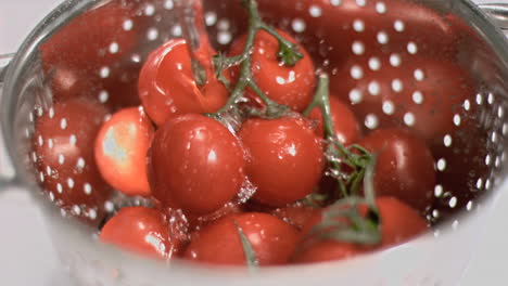 Tomates-Lavados-En-Cámara-Súper-Lenta