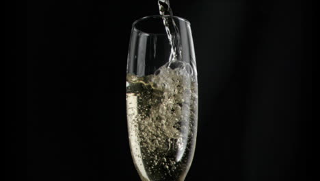 Champagner-Fließt-In-Superzeitlupe-In-Einer-Flöte