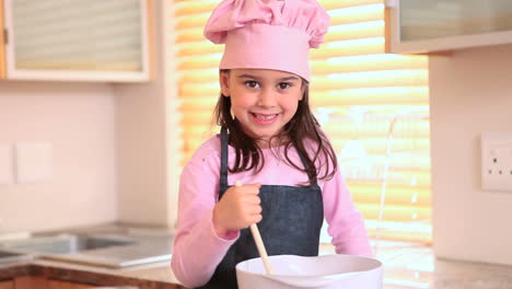 Lächelndes-Kleines-Mädchen-Beim-Kochen
