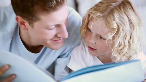 Niño-Leyendo-Un-Libro-En-Voz-Alta-Con-Su-Padre