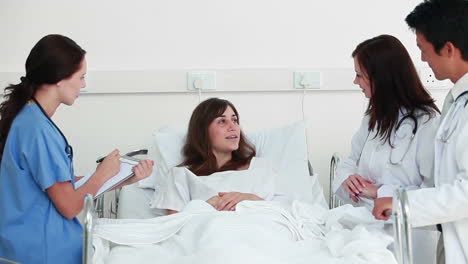 Sick-woman-talking-to-doctors