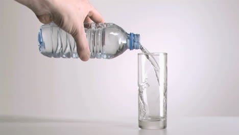 Wasser-Fließt-In-Superzeitlupe-In-Ein-Glas