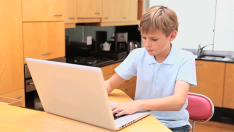 Kleiner-Junge-Mit-Einem-Laptop
