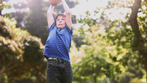 Niño-Jugando-En-Cámara-Lenta-Con-Una-Pelota-De-Rugby