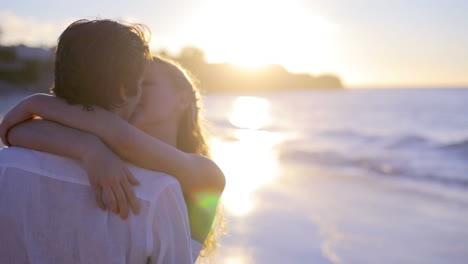 Pareja-Girando-Y-Besándose-Durante-La-Puesta-De-Sol-En-La-Playa