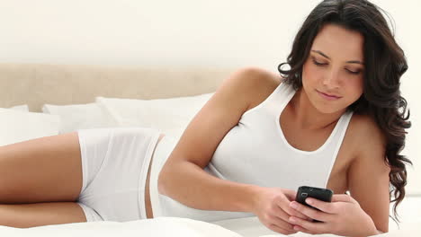 Brunette-haired-woman-reading-a-text-message
