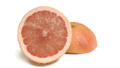 Wasser-Wird-In-Superzeitlupe-Auf-Grapefruit-Gesprüht