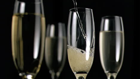 Champagner-Wird-In-Superzeitlupe-In-Eine-Flöte-Gegossen