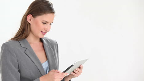 Geschäftsfrau,-Die-Ein-Digitales-Tablet-Verwendet