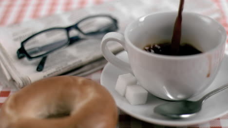 Café-Llenando-Una-Taza-En-Cámara-Súper-Lenta