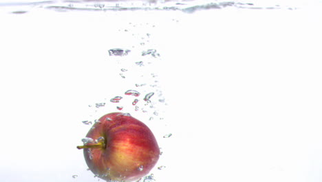 Apfel-Bewegt-Sich-Unter-Wasser-In-Superzeitlupe