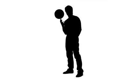 Silhouette-Eines-Mannes,-Der-In-Zeitlupe-Einen-Ball-Auf-Seinem-Finger-Balanciert