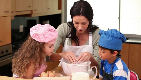 Mutter-Kocht-Mit-Ihren-Kindern