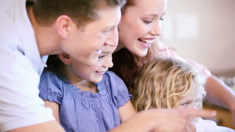 Glückliche-Familie-Schaut-Auf-Einen-Laptop