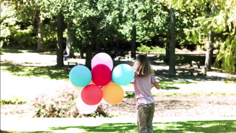 Kind-Hält-Luftballons-In-Zeitlupe