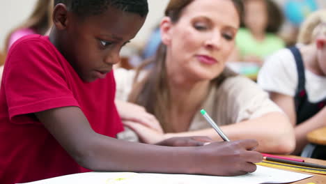 Niño-Escribiendo-En-Su-Cuaderno