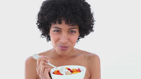Mujer-Sonriente-Comiendo-Una-Ensalada-De-Frutas